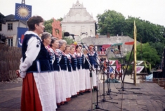 І от вони вже стоять перед шеренгою мікрофонів, радісно і дуже гармонійно виспівуючи…