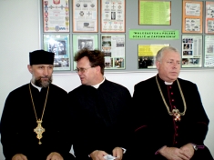 W pięknym pojednaniu chrzestijańskim:ks. Ludwik Kamilewski, ks. Jarosław Olszewski,o. Bohdan Bojko.