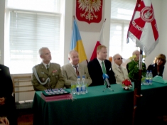 Gości honorowi na początku zebrania.
