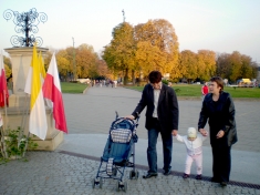 <em>Jasna Góra. Na Mszę św. wieczorem po pracy wybierają się calymi rodzinami</em>