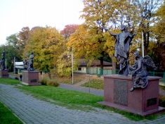 <em>Jasna Góra. Rzeźby na tematy tajemnic różańcowych wokół pola modlitewnego.</em>
