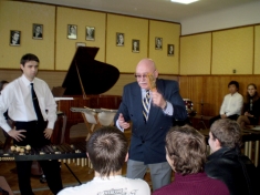 <em>Bronisław Zgałat-Łoziński opowiada o kazdym instrumencie.</em>