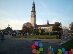 <strong><em>Jasna Góra w oczekiwaniu na śnieg. Anioł nad bramą</em></strong>
