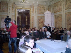 <strong><em>Zasłuchani uczestnicy spotkania…</em></strong>