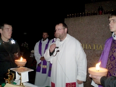 <em>Kapłan Rajdu o. Marek Kiedrowicz rozjaśnia ciemności</em>