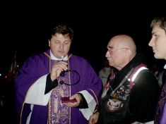 <em>o. Wiesław Pęski otrzymuje Odznakę Honorową Rajdu z rąk Komandora Rajdu Wiktora Węgrzyna</em>
