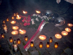 <em>„Ojczyzna o Was pamięta”. Wieniec-symbol rajdowców złożony pod Krzyżem</em>