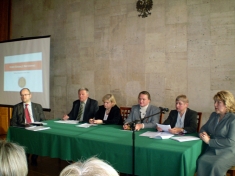 <em>Podczas konferencji (od lewej): R. Wolski, A. Chłopek, E. Fajner, T. Czernysz, N. Susznicka, N. Doroszkiewicz</em>