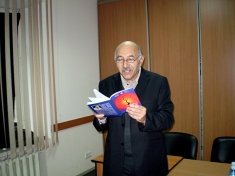 <em><strong><strong>Swoje utwory recytuje Ruszan Piłosian</strong></strong></em>