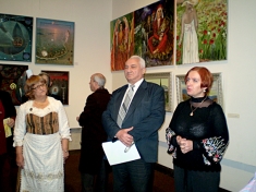 <em><strong>Prezydent Zrzeszenia Niemców Ukrainy Walentyna Sulina (L), Prezydent Rady Stowarzyszeń Narodowych Ukrainy Illa Lewitas, kierownik Wydziału Mniejszości Narodowych Ministerstwa Kultury Ukrainy Lubow’ Zubko podczas otwarcia kijowskiej wystawy współczesnego malarstwa mniejszości narodowych</strong></em>