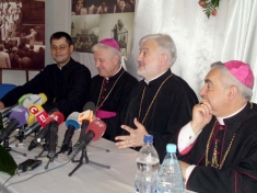 <em>Przed licznymi mikrofonami i TV-kamerami kolej na wesołe wystąpienie biskupa Josypa Milana.</em>
