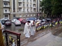<em>Po stopniach przed wejsciem do swiątyni podnoszą długo oczekiwany relikwiarz. <strong>(Andżeliko! Wykadrować centrum zdjęca i powiększyć!)</strong></em>