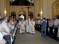 <em>Uroczysta procesja z wnoszeniem relikwiarza.</em>