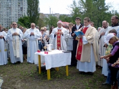 <em>Навколо вівтаря під час Служби Божої.</em>