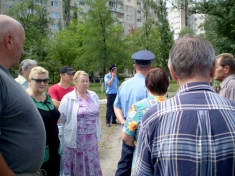 <em>Міліція намагається урезонити агресивно налаштованих громадян.</em>