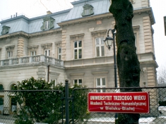 <em><strong>Każdy chce uczyc się w solidnych posiadłościach</strong></em>