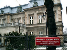 <em><strong>Każdy chce uczyć się w tak solidnych warunkach</strong></em>