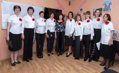 Zespół wokalny „Czerwone maki”.