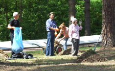 „Zgoda” sprząta na cmentarzu memorialnym w Bykowni.